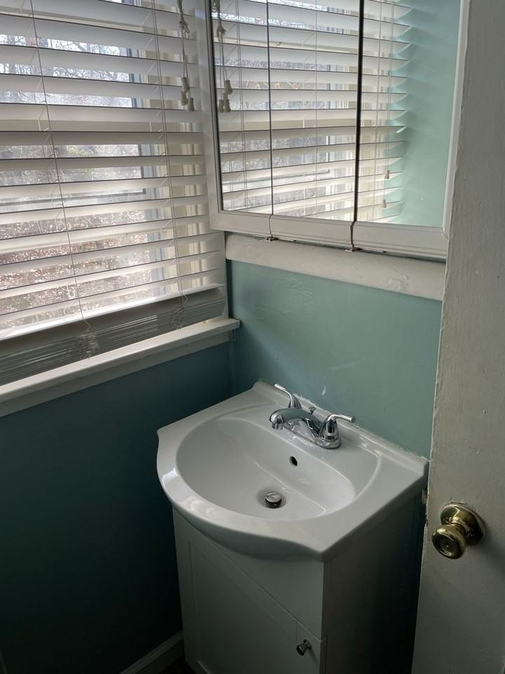 704 N Almond St - Photo 3 of 11