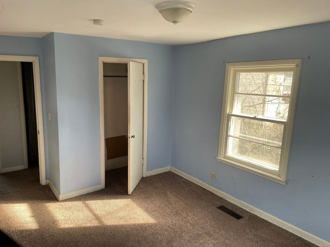 704 N Almond St - Photo 4 of 11