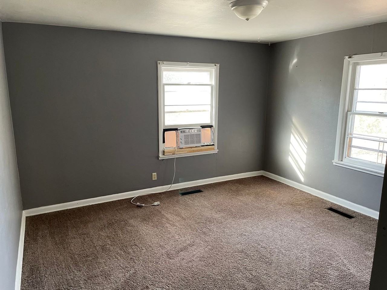 704 N Almond St - Photo 5 of 11