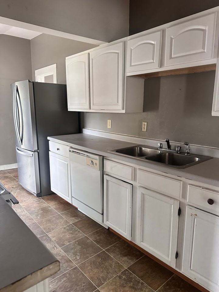 311 W Elm St - Photo 4 of 12