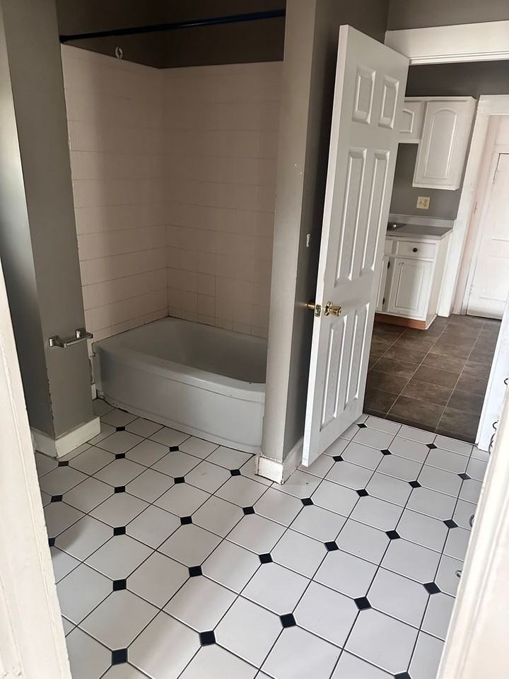 311 W Elm St - Photo 5 of 12