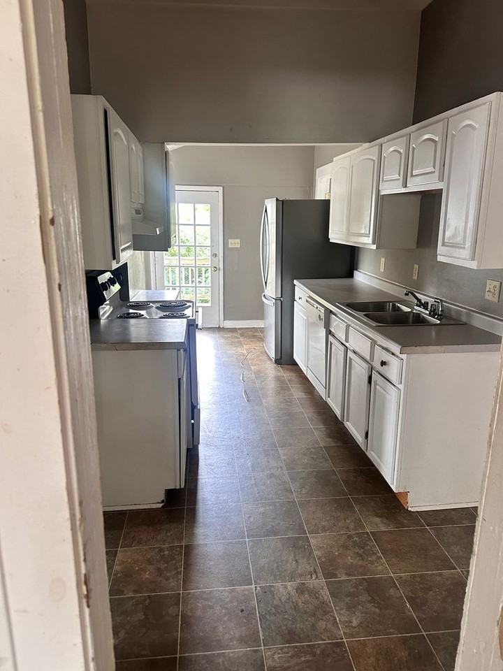 311 W Elm St - Photo 6 of 12