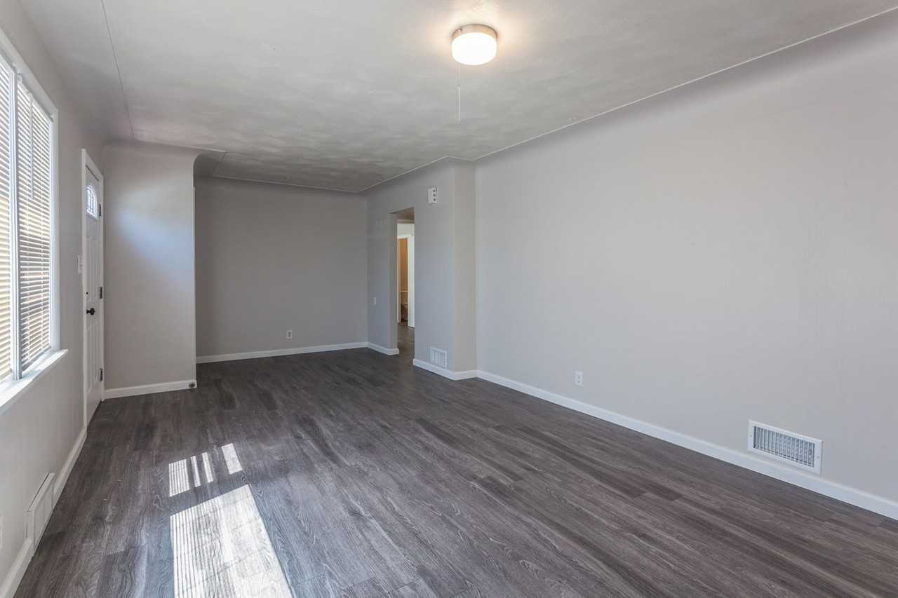 2327 W 6th St - Photo 4 of 23