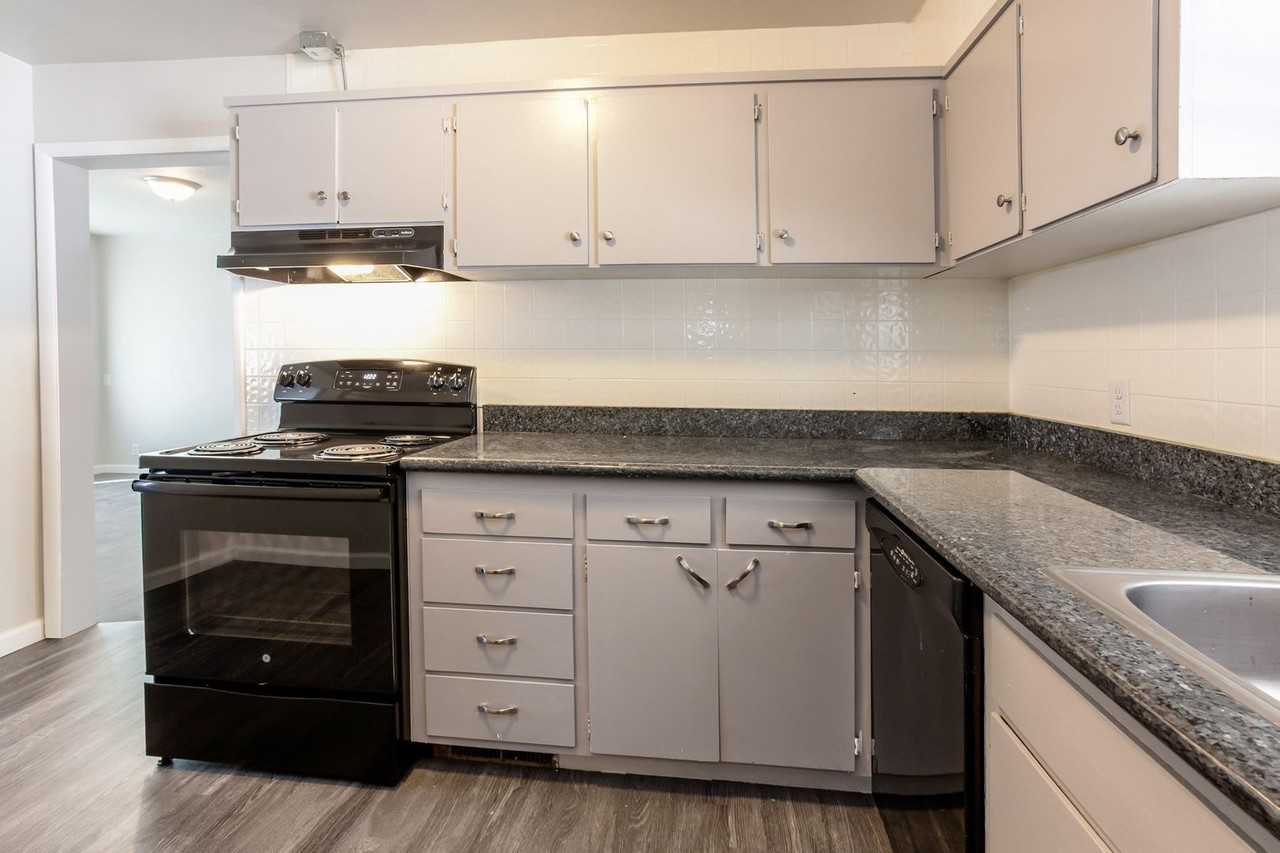 2327 W 6th St - Photo 6 of 23