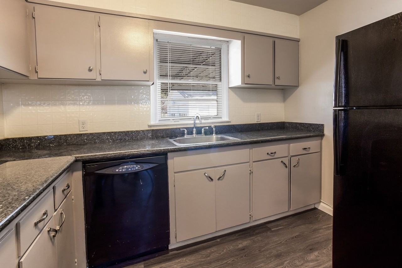 2327 W 6th St - Photo 7 of 23