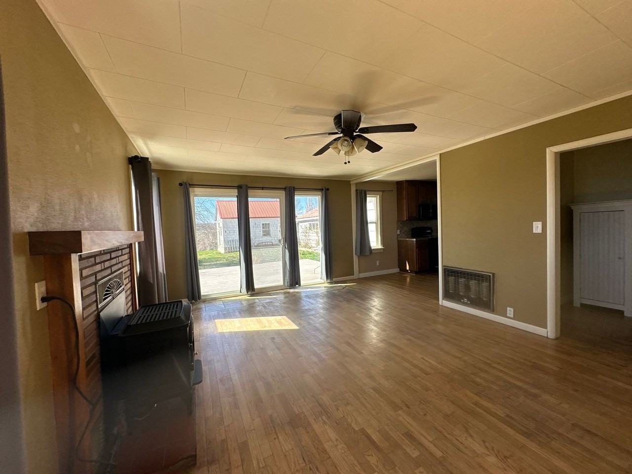 2800 Watson St - Photo 5 of 15