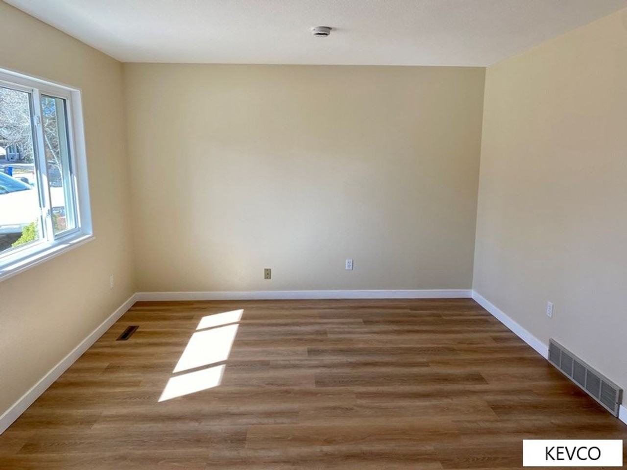 740 Oxford Ln - Photo 2 of 34