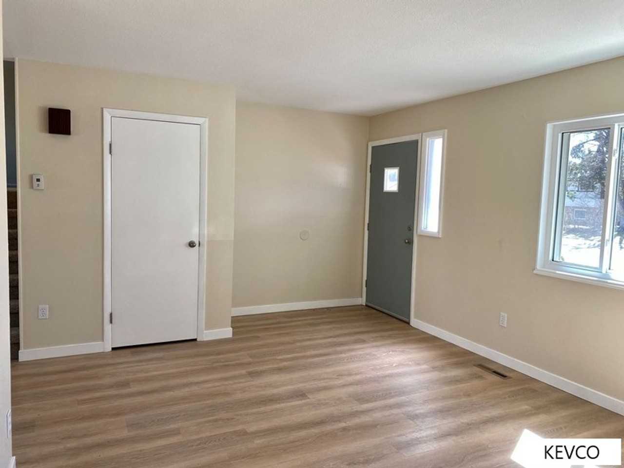 740 Oxford Ln - Photo 3 of 34