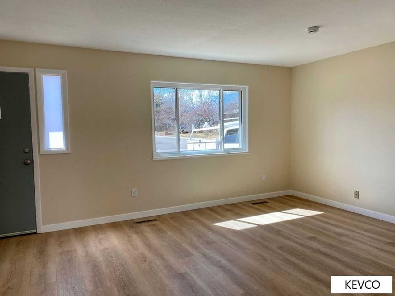 740 Oxford Ln - Photo 4 of 34