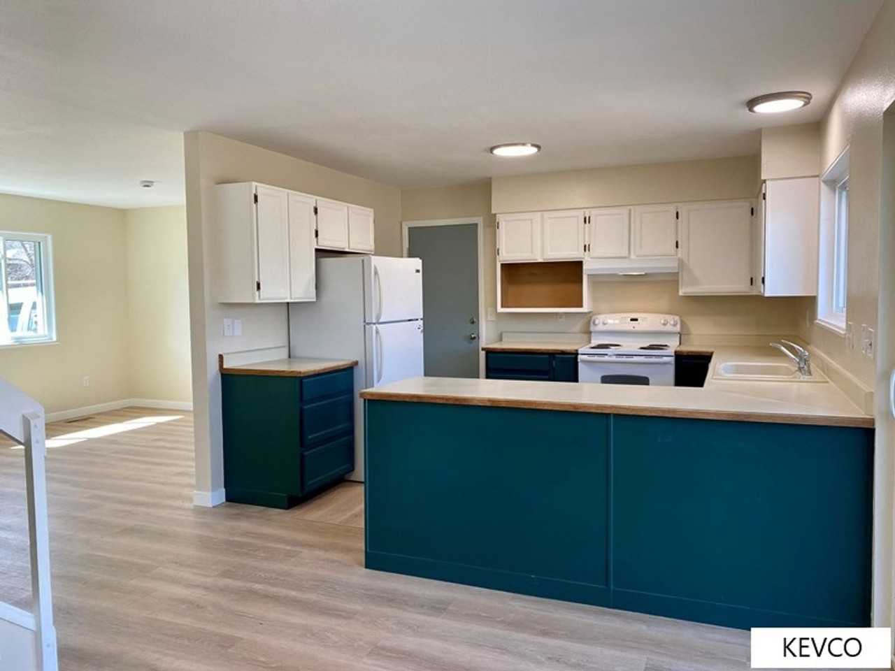 740 Oxford Ln - Photo 7 of 34