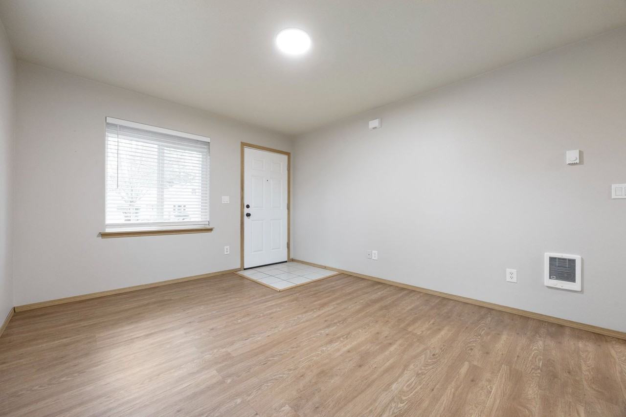 12548 Se Ramona St - Photo 5 of 43