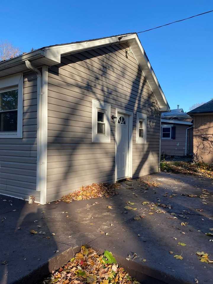 1004 N Jefferson St - Photo 2 of 6