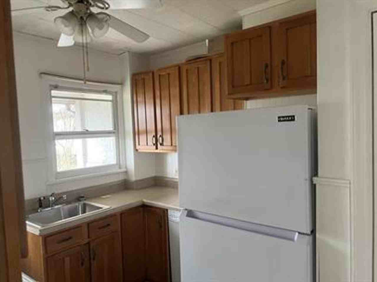 832 Vankirk St - Photo 2 of 6