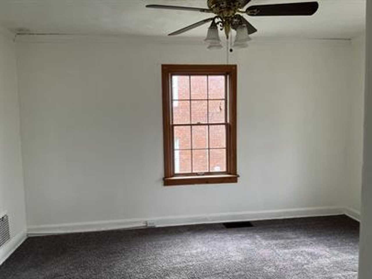832 Vankirk St - Photo 3 of 6