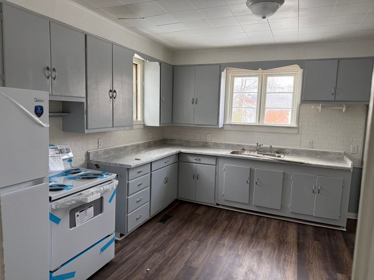 402 Eastern Ave - Photo 6 of 11