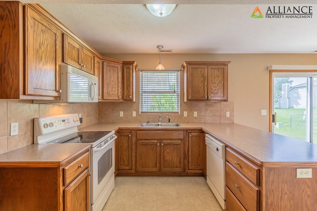 502 Brookmont Dr - Photo 7 of 20