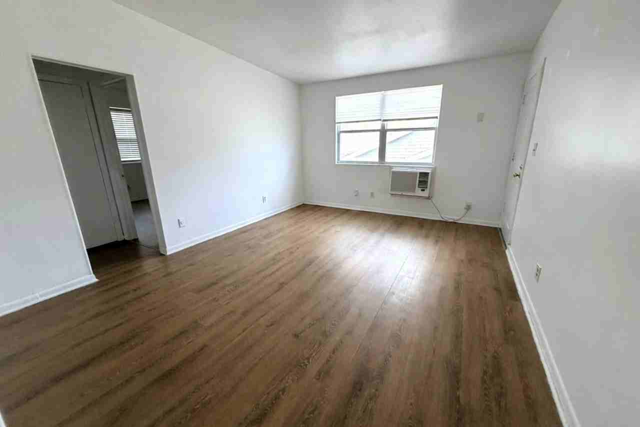 2977 Collier Avenue - Photo 2 of 8