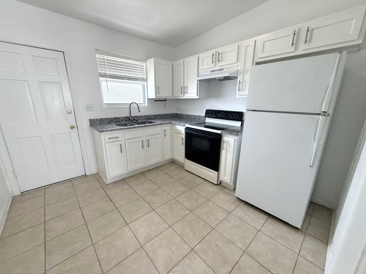 2977 Collier Avenue - Photo 4 of 8