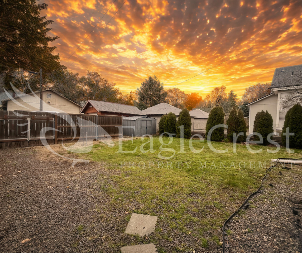 303 E Sumach St - Photo 5 of 33