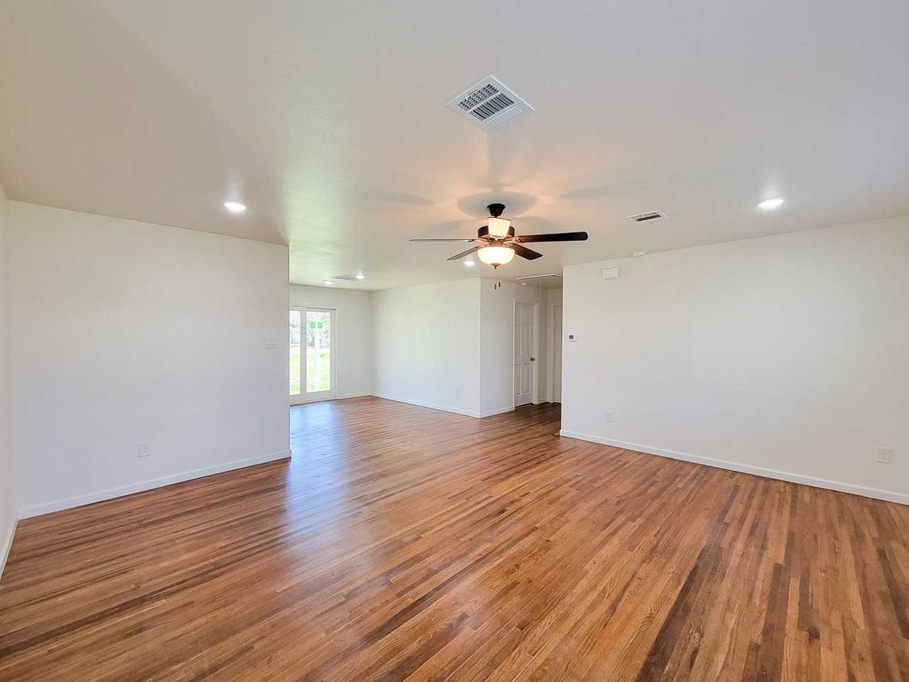 413 S Market St - Photo 4 of 35