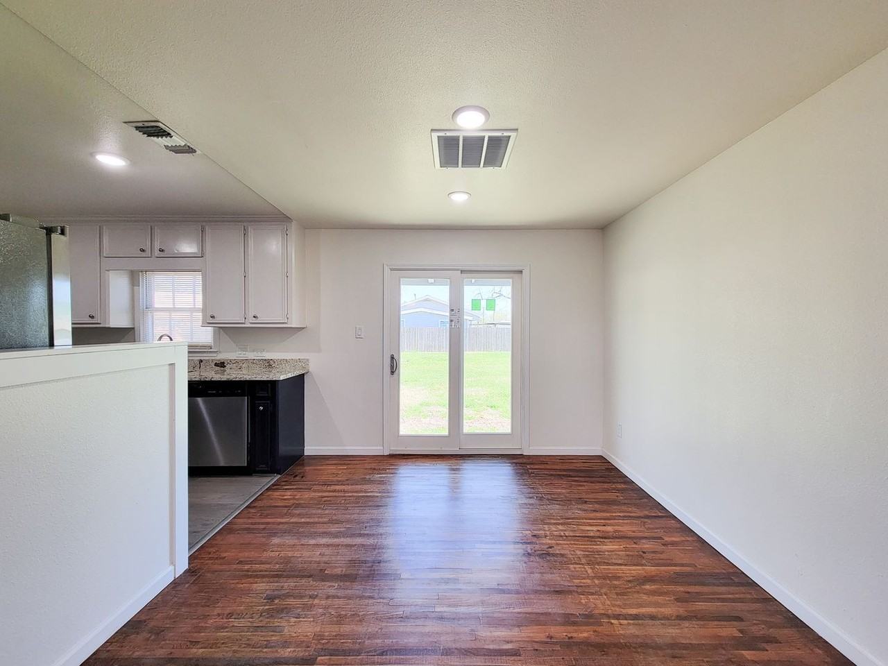 413 S Market St - Photo 5 of 35