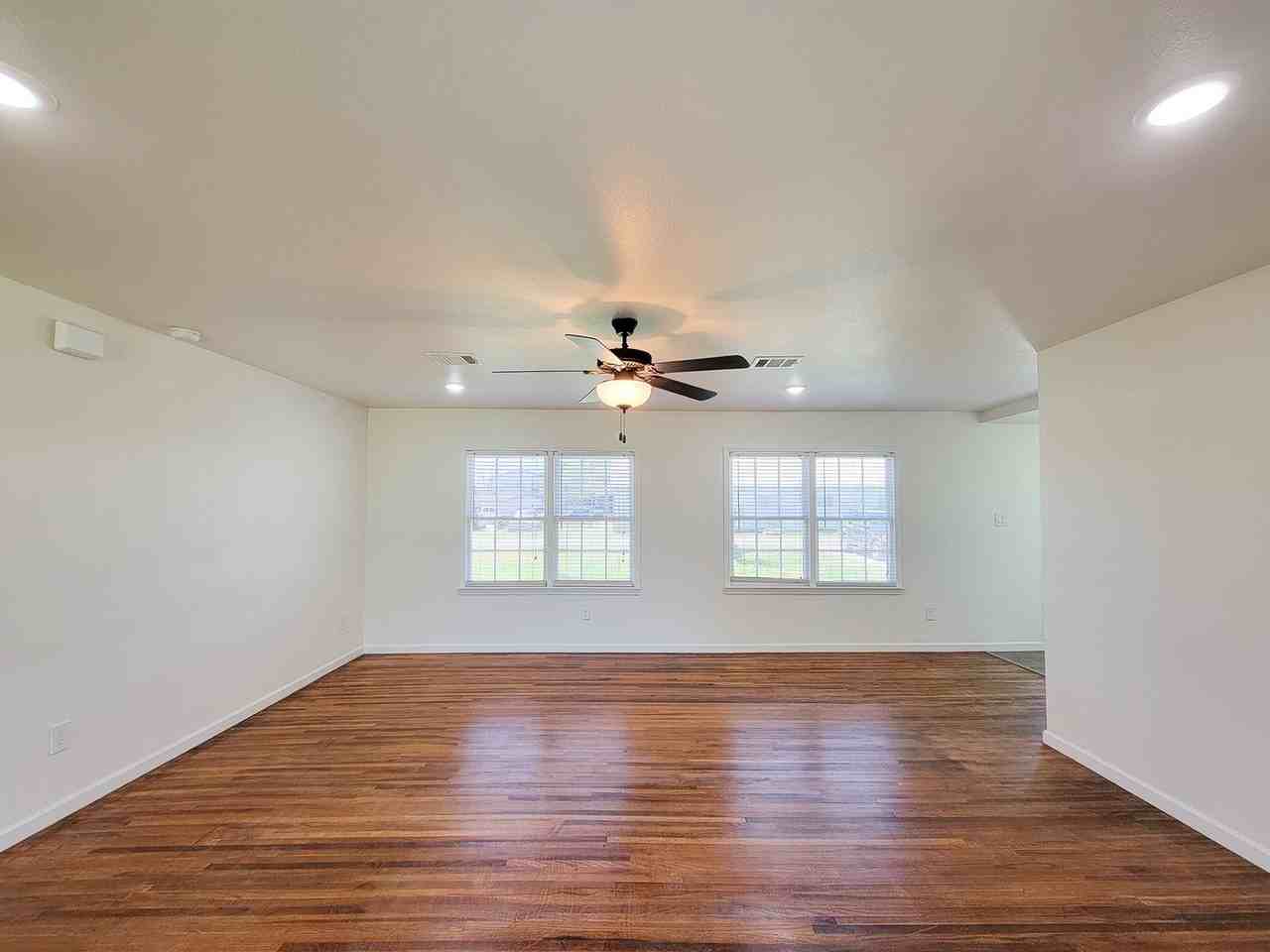 413 S Market St - Photo 7 of 35