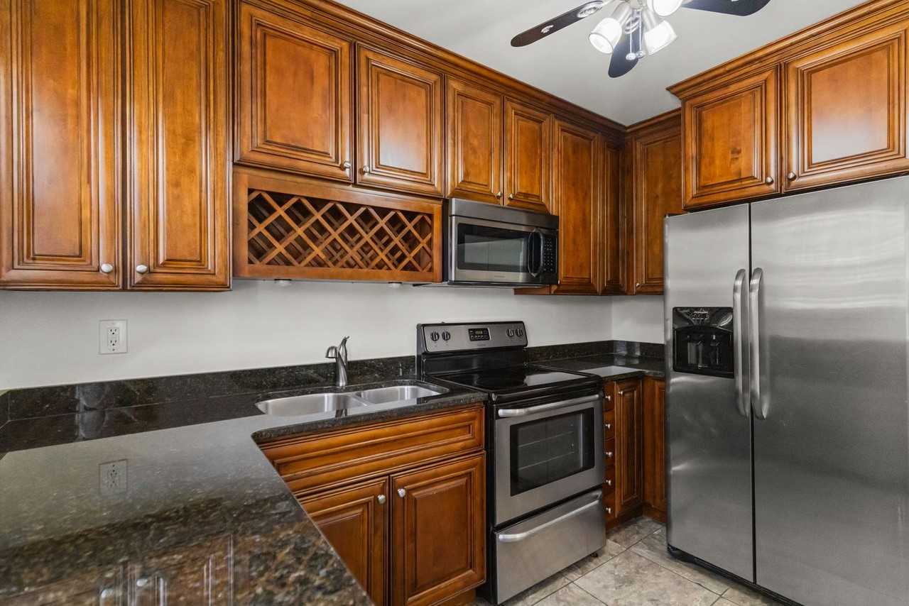 202 Robinson St - Photo 2 of 30