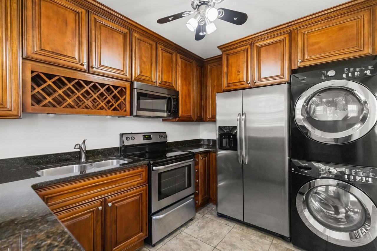 202 Robinson St - Photo 3 of 30