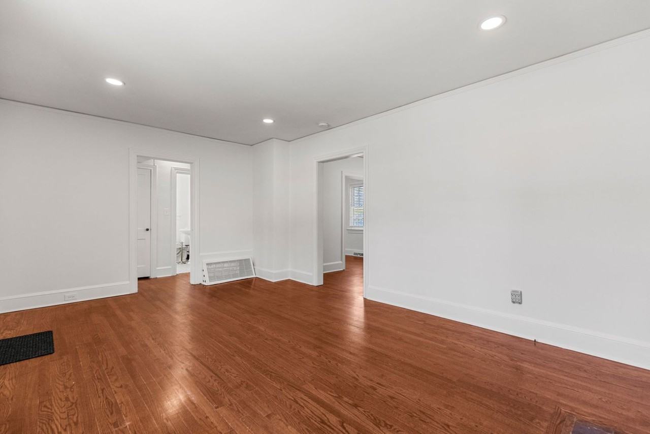 202 Robinson St - Photo 4 of 30