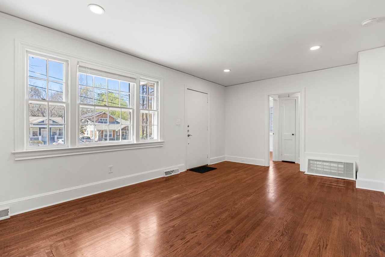 202 Robinson St - Photo 5 of 30