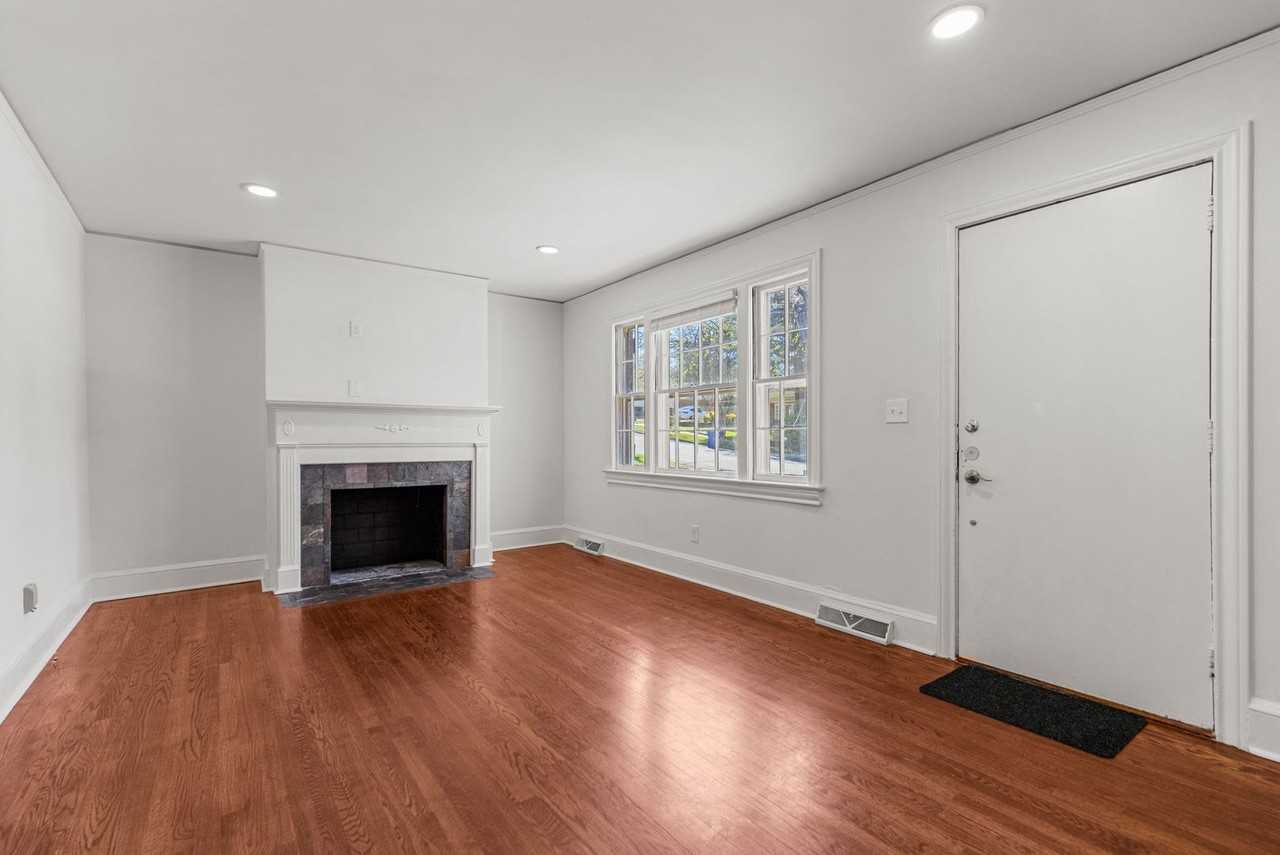 202 Robinson St - Photo 6 of 30