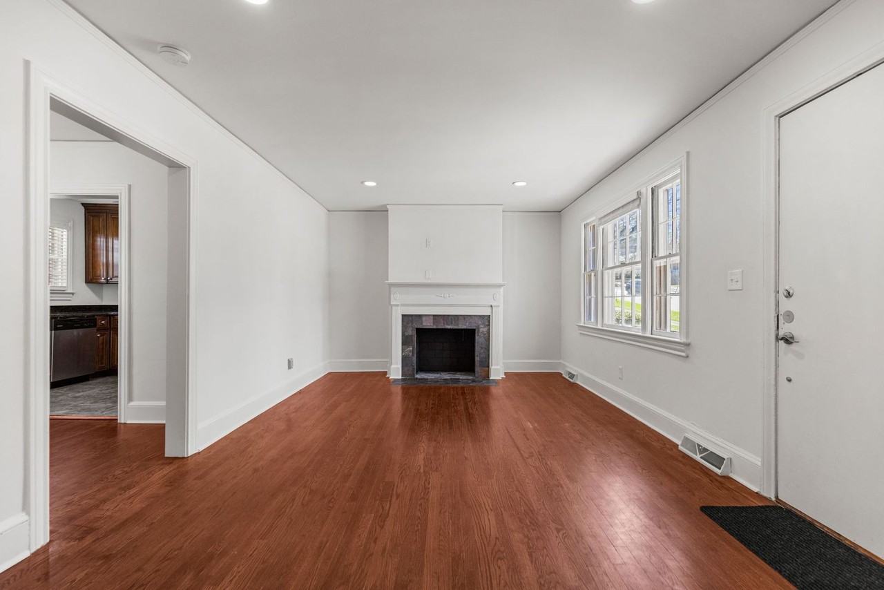 202 Robinson St - Photo 7 of 30