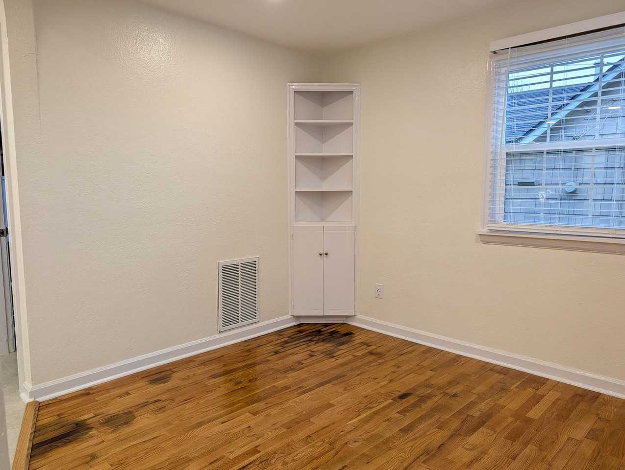 1002 S 12th St - Photo 3 of 10