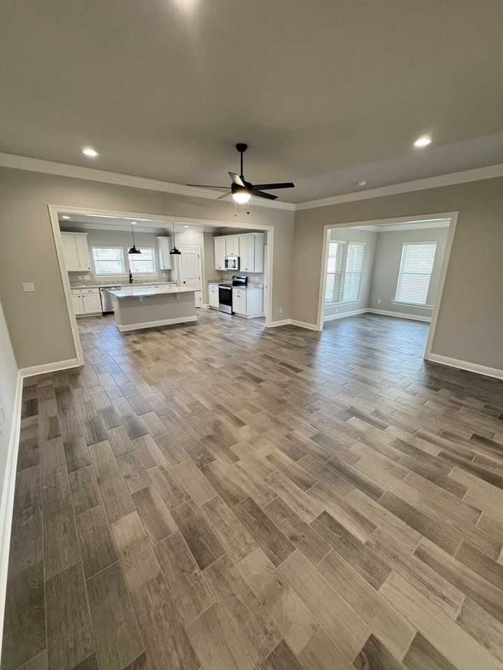 747 747 Crewe Lane - Photo 2 of 14