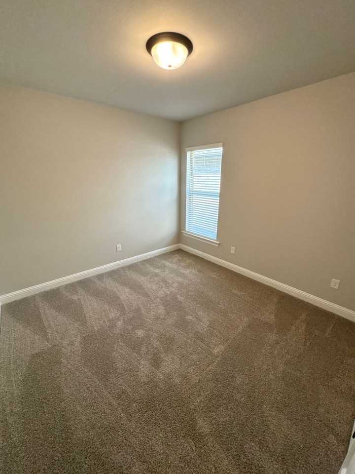 747 747 Crewe Lane - Photo 7 of 14