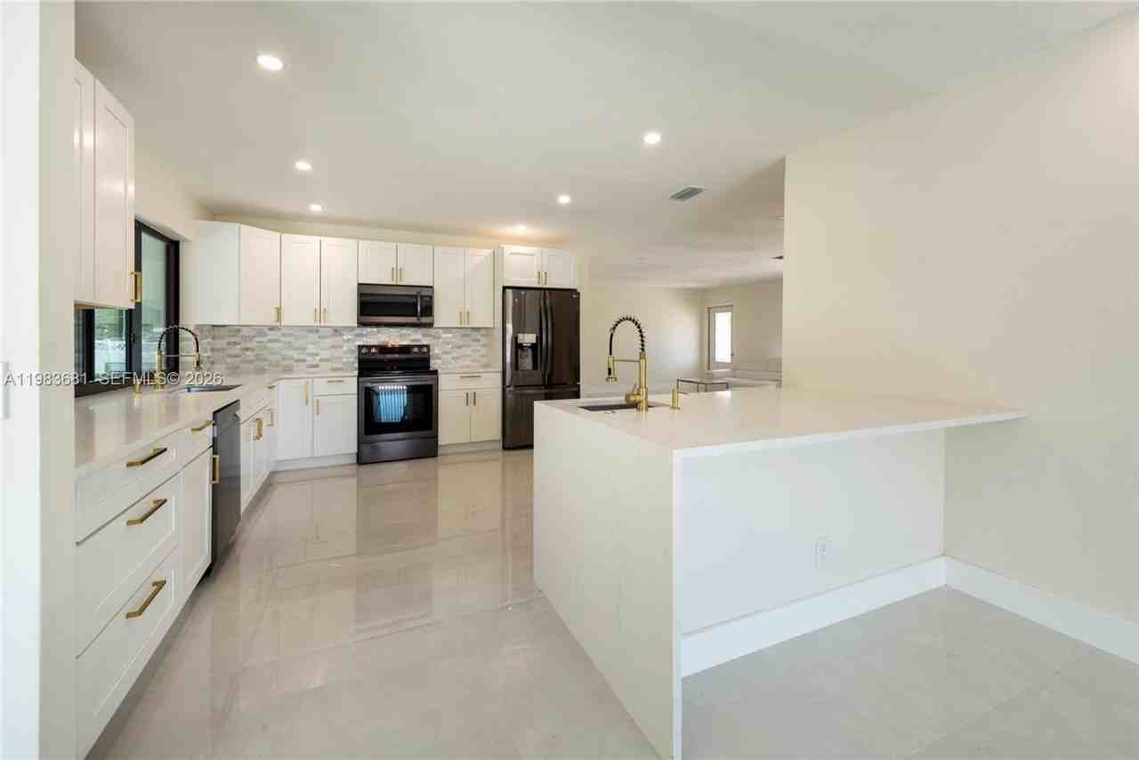 4700 Mckinley St - Photo 2 of 18