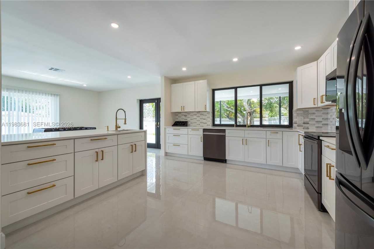 4700 Mckinley St - Photo 3 of 18