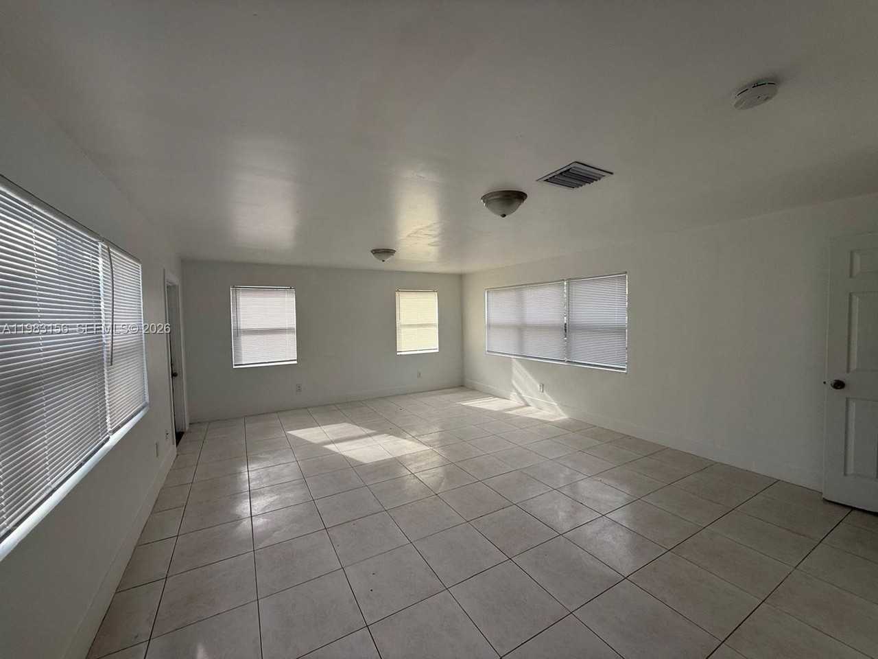1513 Nw 15th Ave - Photo 3 of 13