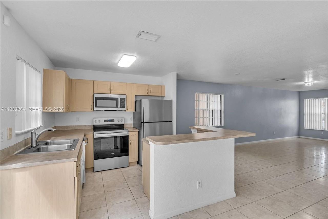 2400 Sw 87th Way - Photo 2 of 20