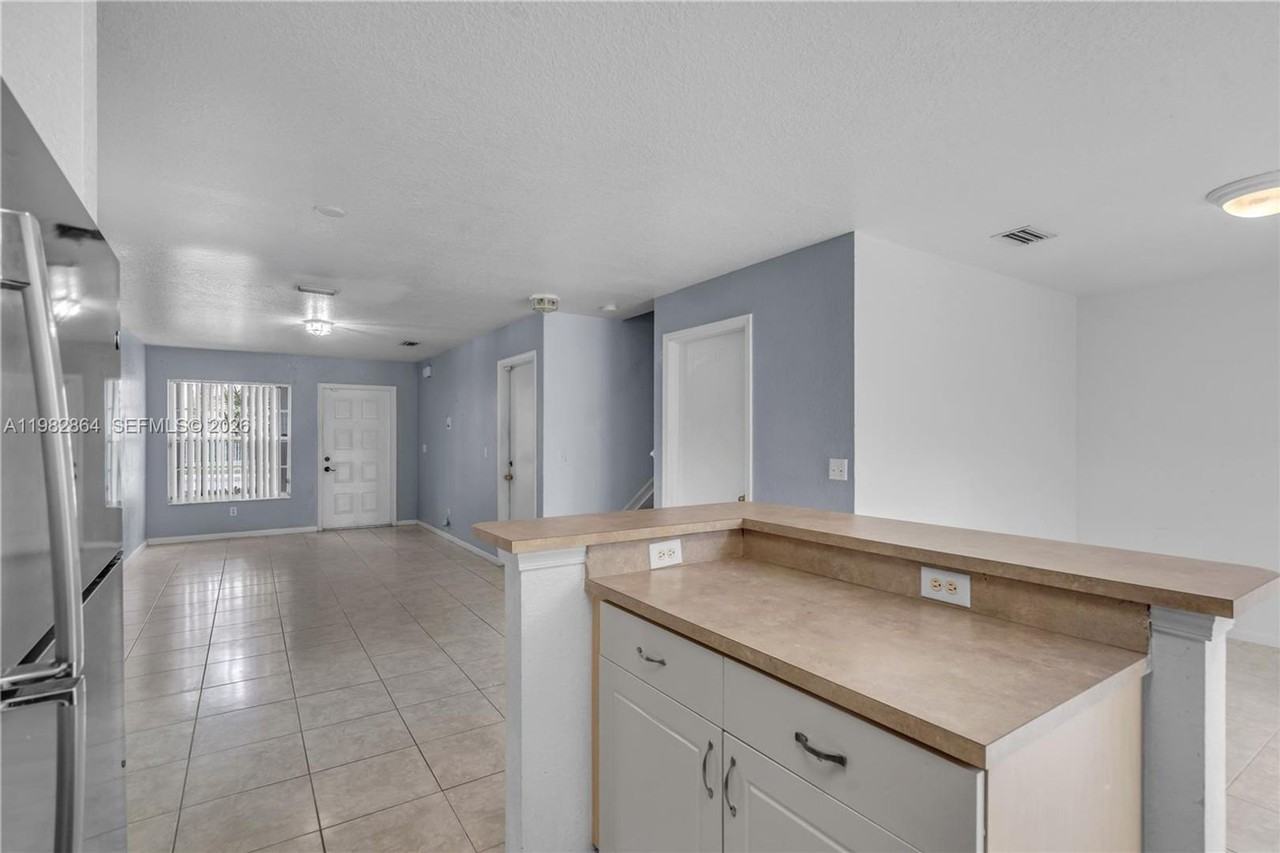 2400 Sw 87th Way - Photo 3 of 20