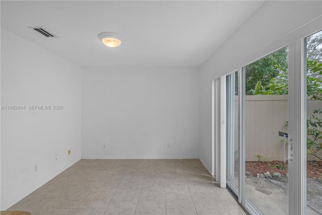 2400 Sw 87th Way - Photo 4 of 20