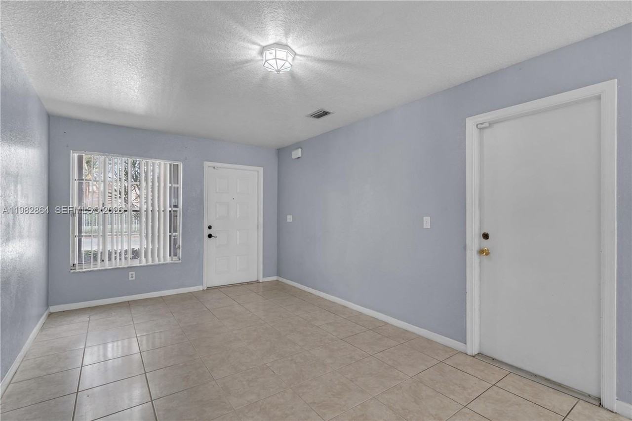 2400 Sw 87th Way - Photo 7 of 20