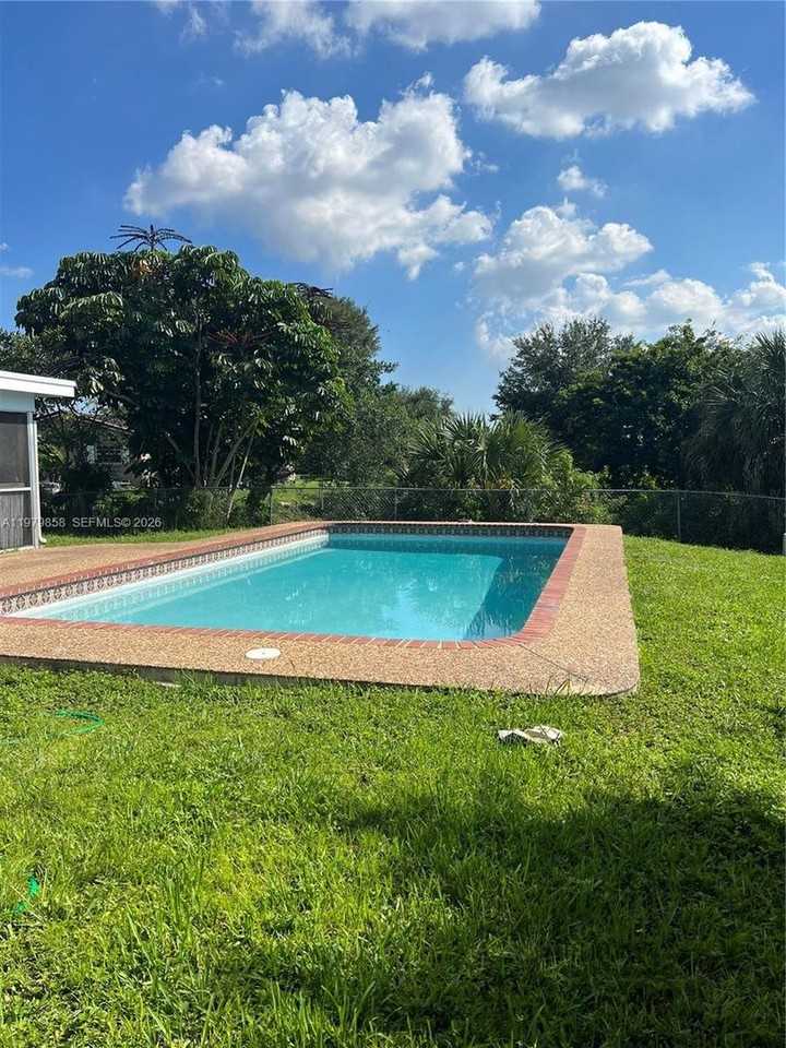 7520 Nw 44th Ct - Photo 2 of 12