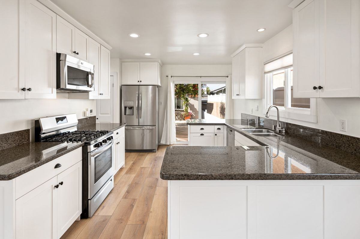 413 N Paulina Ave - Photo 2 of 49