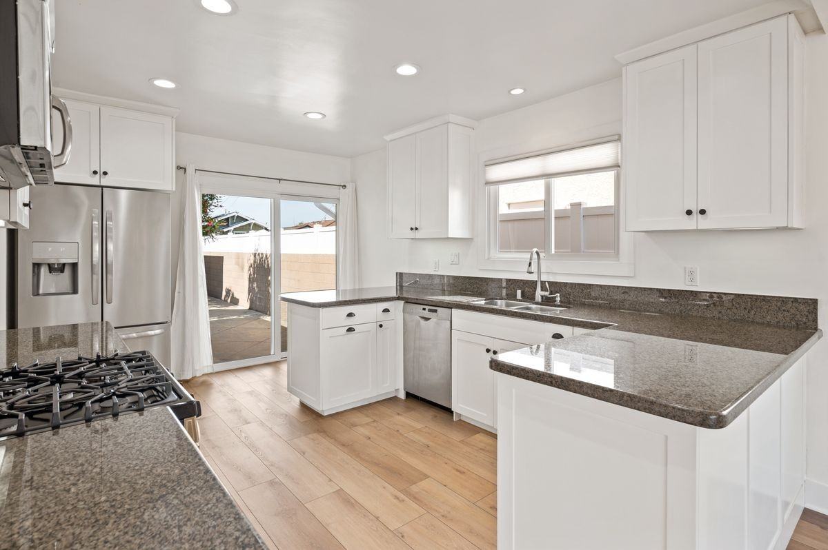 413 N Paulina Ave - Photo 3 of 49