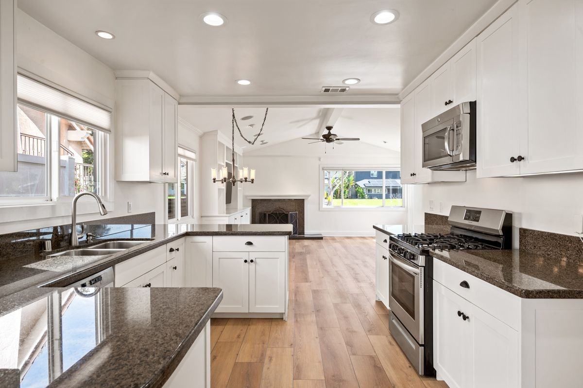 413 N Paulina Ave - Photo 5 of 49