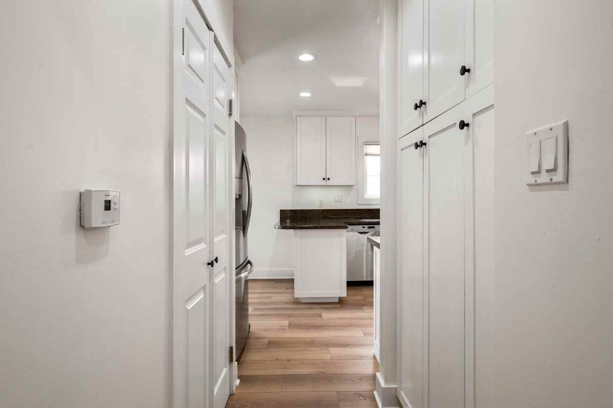 413 N Paulina Ave - Photo 7 of 49