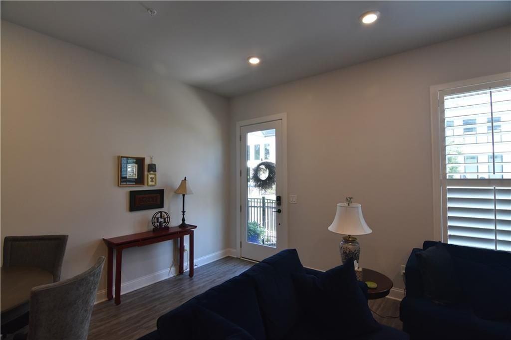 137 Pearl St - Photo 4 of 26