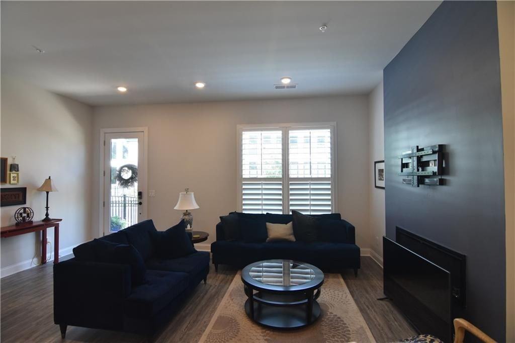 137 Pearl St - Photo 7 of 26