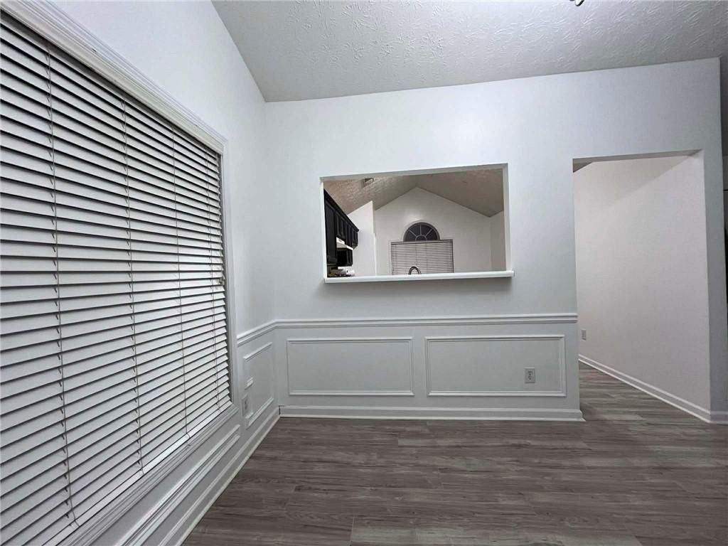 2400 Miller Oaks Cir - Photo 6 of 23